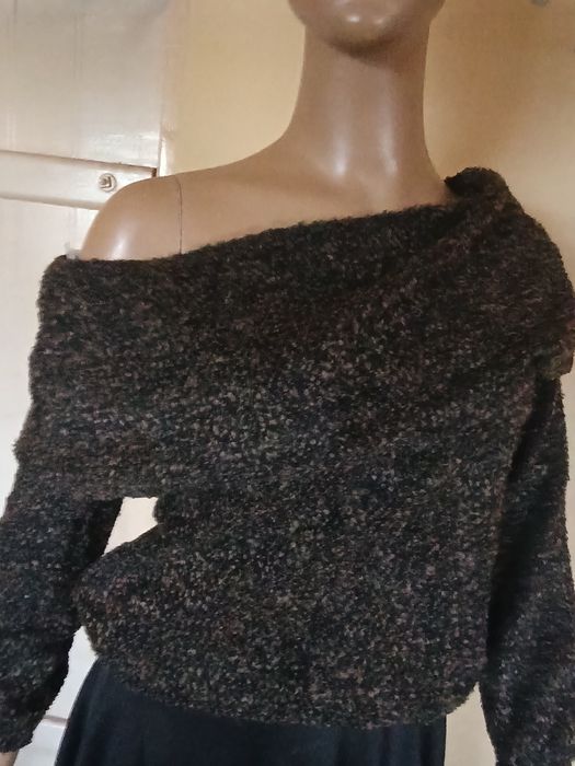 Brązowy sweter bukla