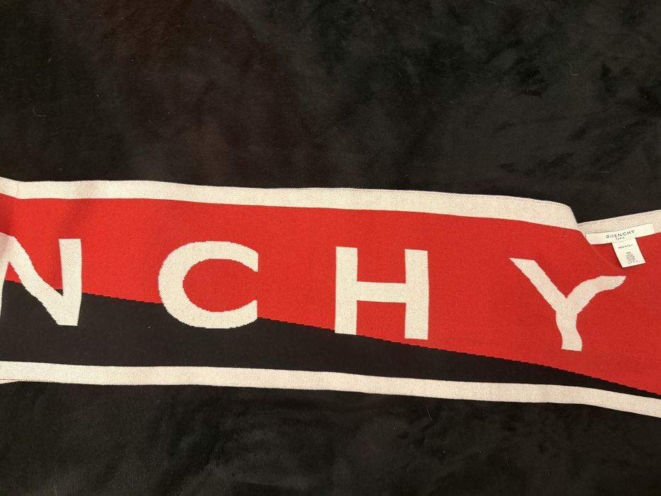 Piękny Szal Givenchy