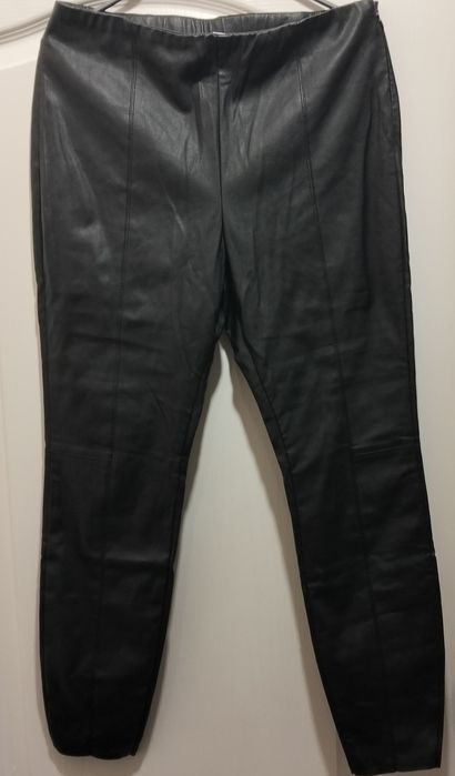 Czarne spodnie imitujące skórę