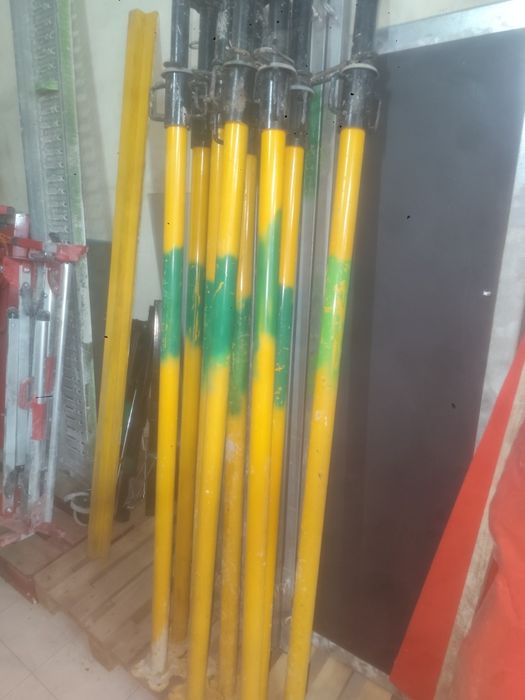 Vendo 8 escora de prumo, com medidas de 175 cm fechadas, e 300 cm de maximo
