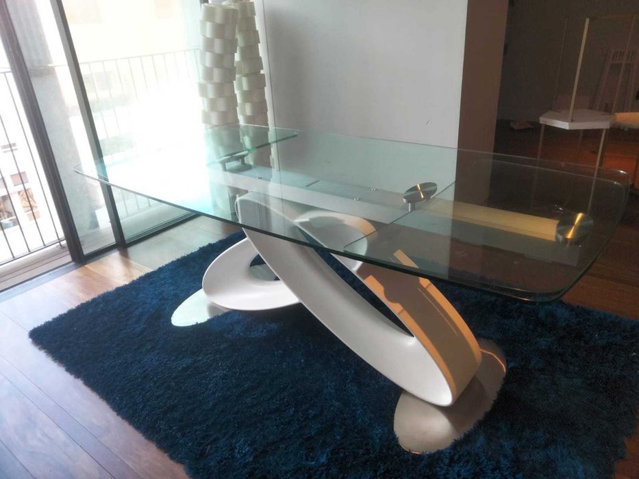 Mesa de Jantar - Tampo em Vidro Temperado - Base Escultural