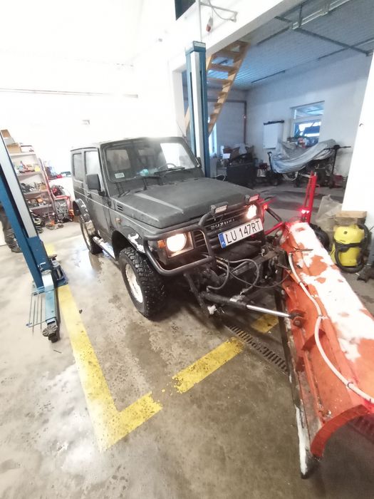 Suzuki samurai z pługiem do śniegu