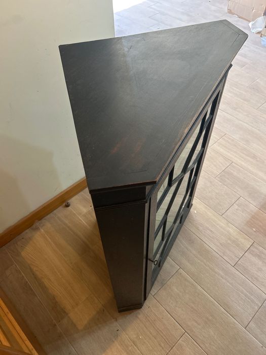 Armário em madeira de canto