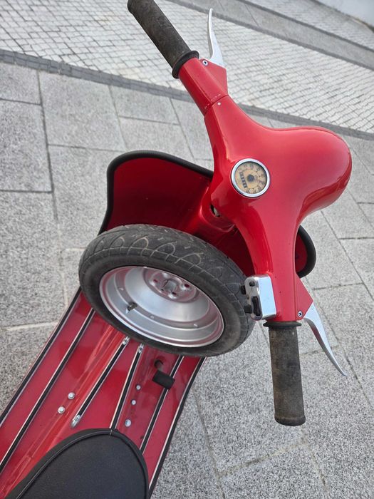 Vespa 50 vermelha