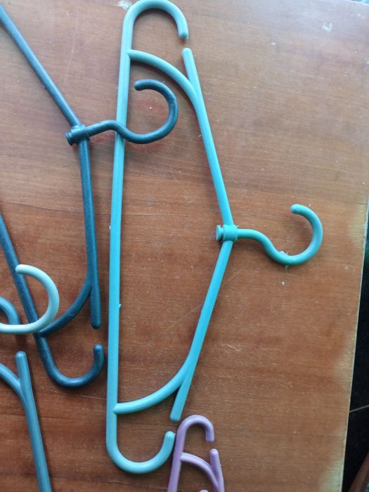 Пластикові вішалки для одягу.