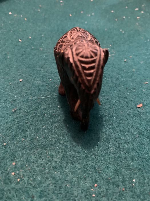 pequena escultura de elefante em madeira