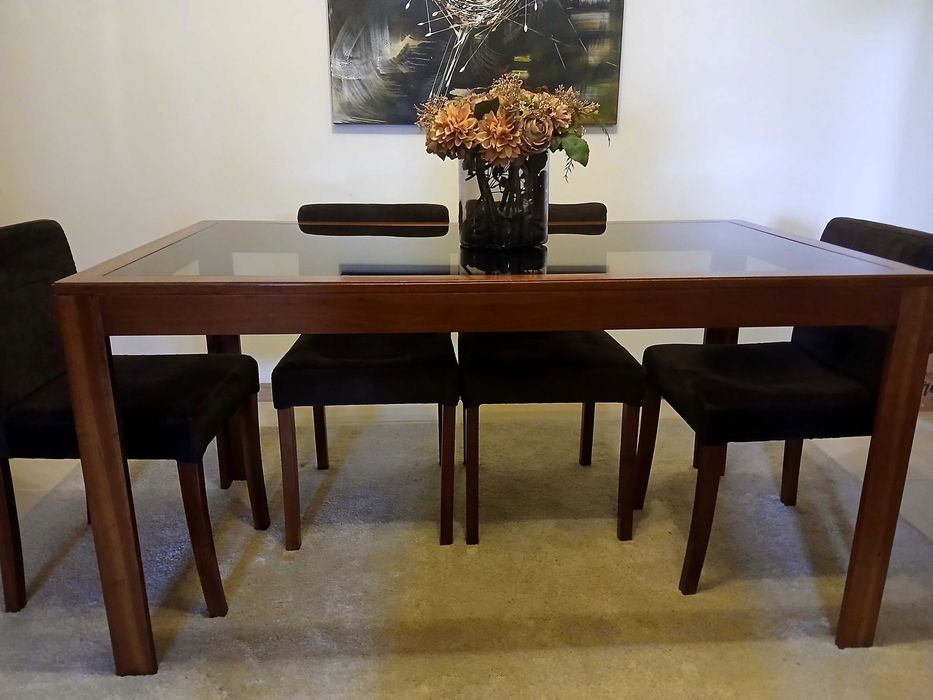 Mesa de sala de jantar em cerejeira