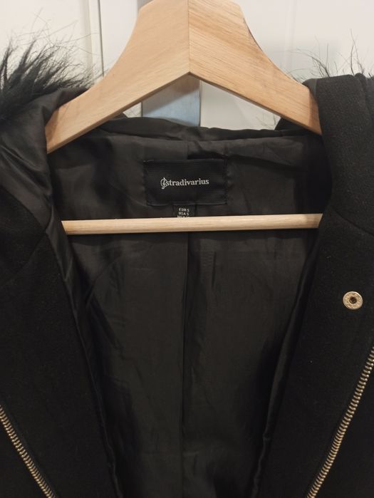 Casaco preto com capuz Stradivarius