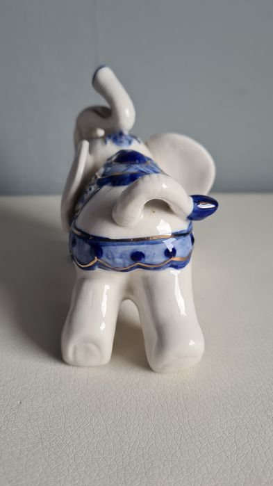 Porcelanowy słonik z siodłem – figurka dekoracyjna