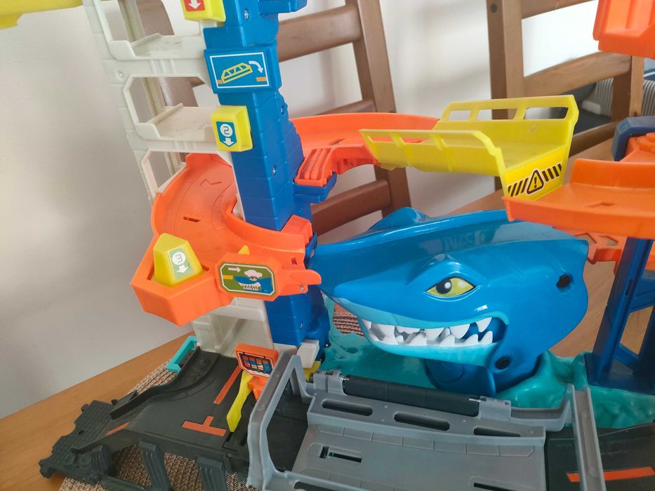 HotWheels garaż rekin