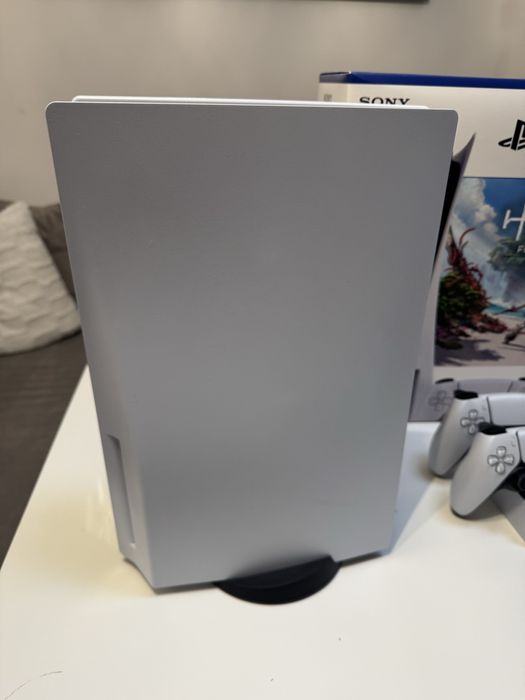 PlayStation 5 z napędem + 2 pady + stacja