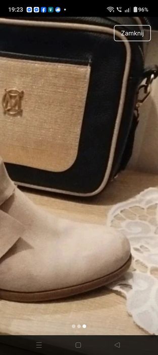 Piękne beżowe botki zapinane na suwak, ozdobione kokardą