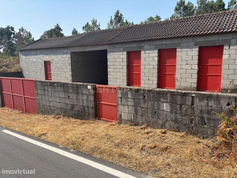 Arrecadação com área exterior em Pinheiro, Aguiar da beira