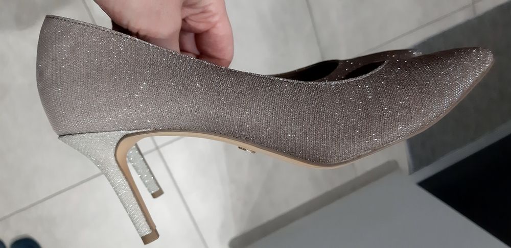 Błyszczące buty Tamaris 38/39 beżowo- srebrne