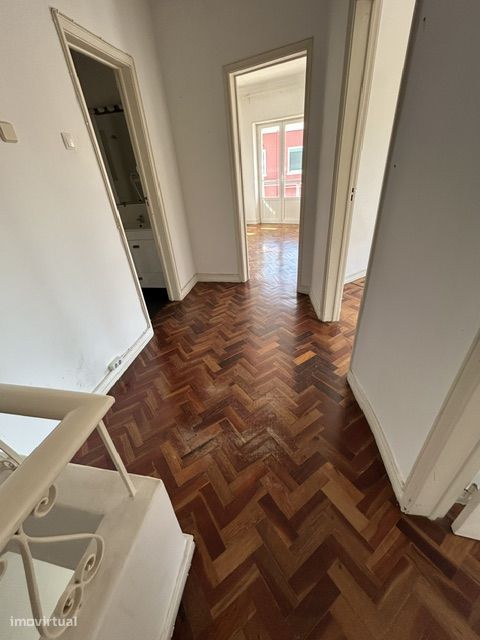 T2 Duplex em Campo de Ourique com varanda e muita luz
