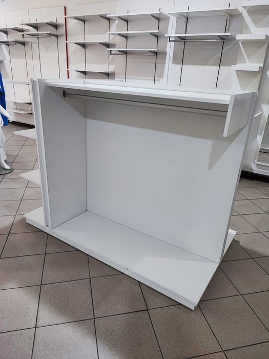 Expositor para loja, com rodas