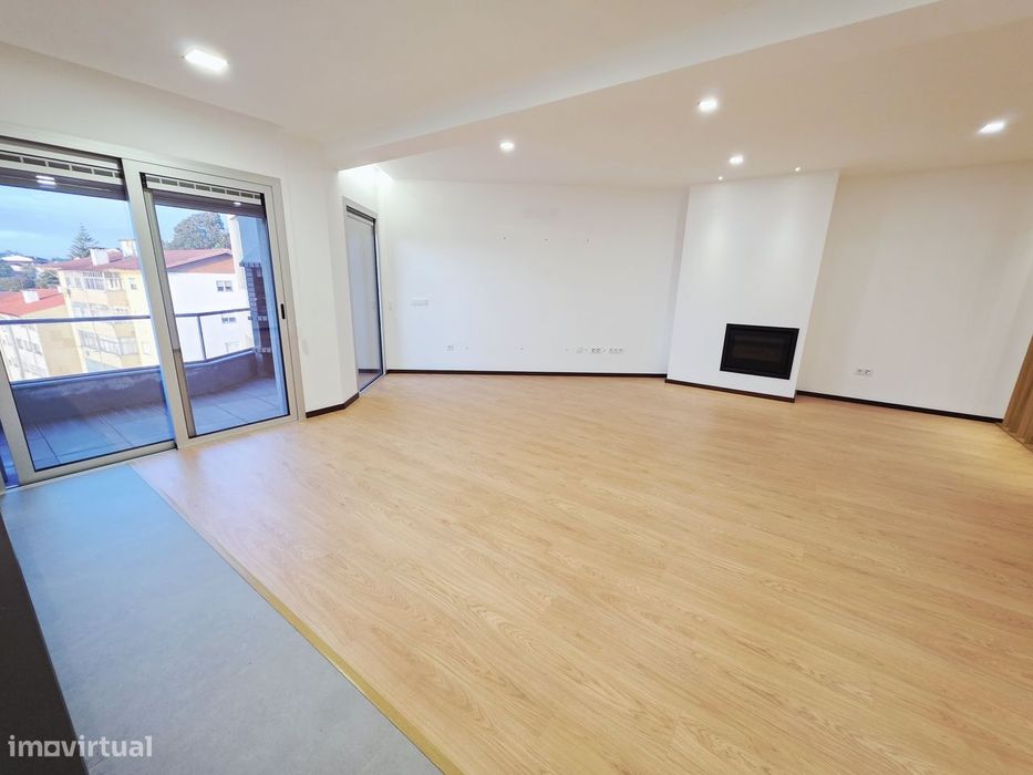 Vende-se T3 semi-novo com 1 ano de uso centro de Oliveira de Azeméis