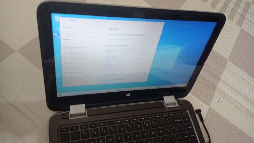 Hp i3-4030U laptop with charger,4 GB ram/128 GB SSD windows 10.