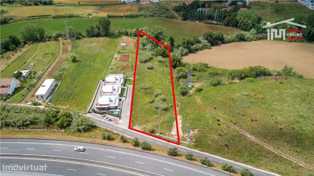 Urban Plot with Total Area of 5,443.93 m² and Project for 5 Semi-Detached Houses...