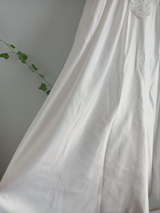 Piękna perłowa suknia ślubna w stylu hiszpanki