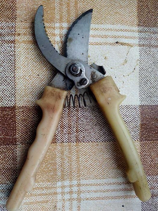 Рожкові ключі, ножовка, паяльник.