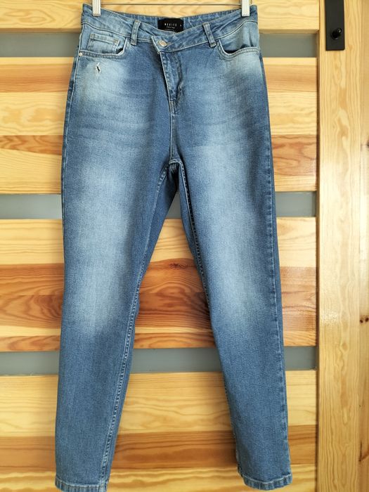 Jeansy z przetarciem marki Mohito rozmiar 38 stan bardzo dobry.