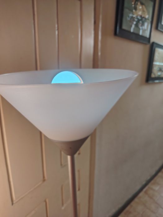 25€ candeeiro de pé,mede 1,80m altura entrego em Rio tinto