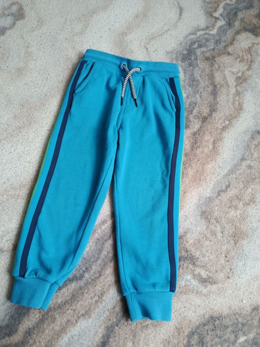 Spodnie dresowe w rozmiarze 104