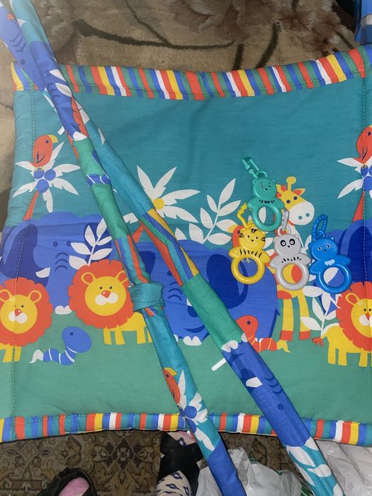 Отдам бесплатно разивающий коврик с дугами