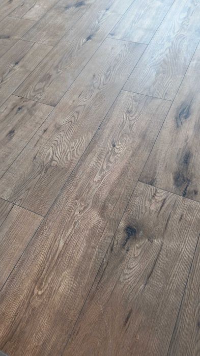 Panele podłogowe. Listwy przypodłogowe.