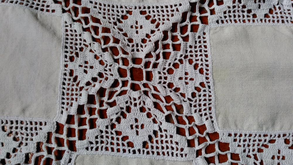 Renda caseira branca