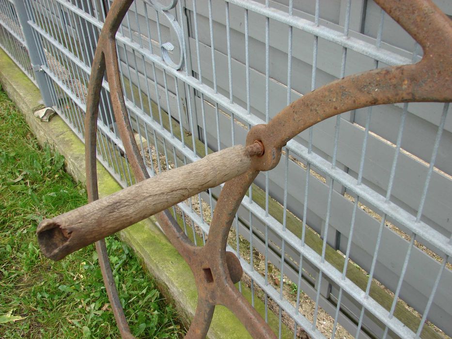 Stare koło koła żeliwne 116cm