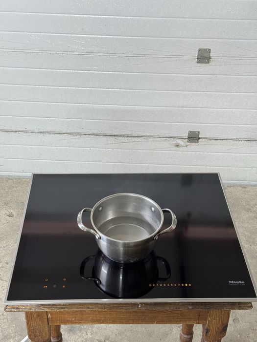 Miele KM 7667 FR — преміальна індукційна поверхня з алюмінієвою рамкою.