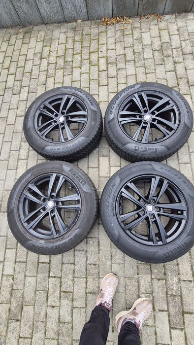 Alufelgi 17 cali 5 x 112 z oponami zimowymi Seat
