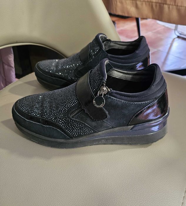 Sapatilhas cunha com fecho e velcro