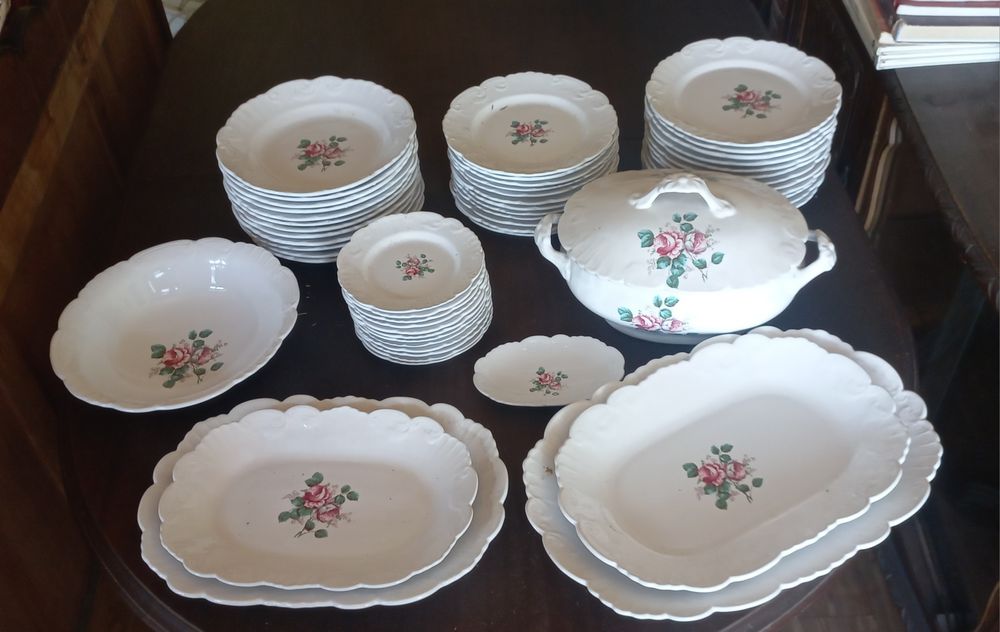Conjunto louça antigo. 55 peças