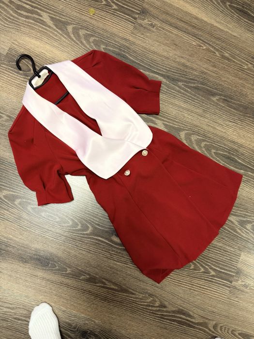 Сукня з розрізом на спині та бантом