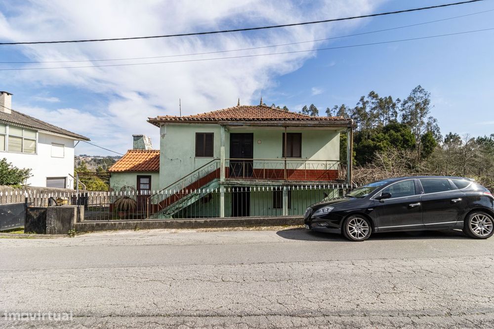 Moradia para reabilitação com terreno em Oliveira de Azeméis