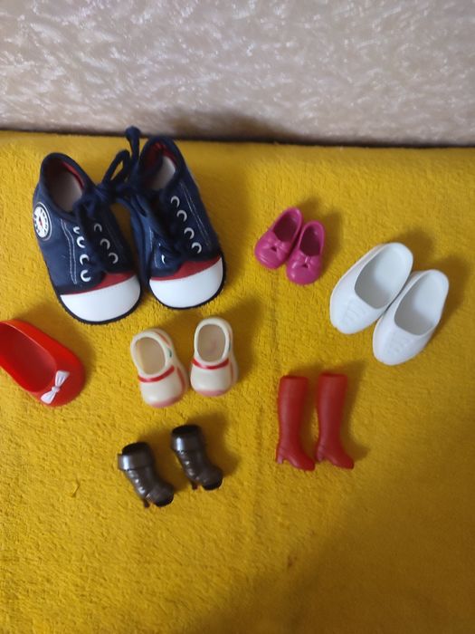 Продаю кукол .кукольную обувь и гусеницу