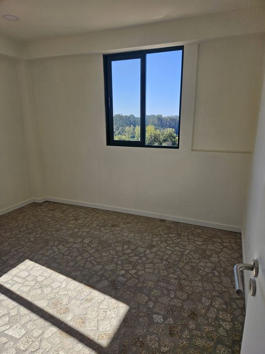 Aluga-se moradia t1+1 em cucujaes, rua professor leão