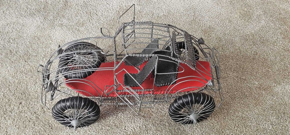 Peças de artesanato em arame, couro e madeira