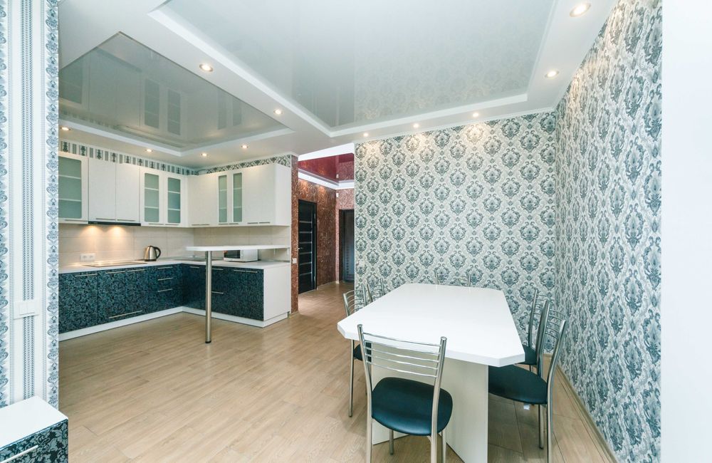 Затишна двокімнатна. При відключенні світла - ліфти працюють, вода є.