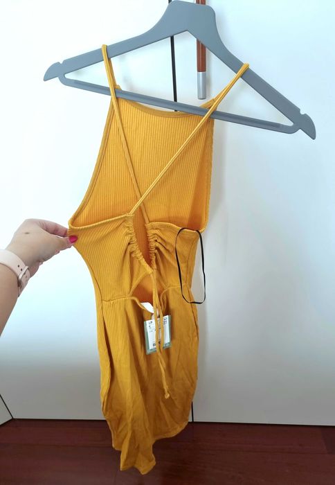 Vestido amarelo H&M com abertura nas costas tam XS - novo com etiqueta