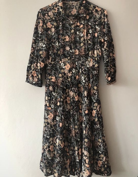 Sukienka czarna w kwiatowy wzór firmy Taranko , rozmiar 36/38