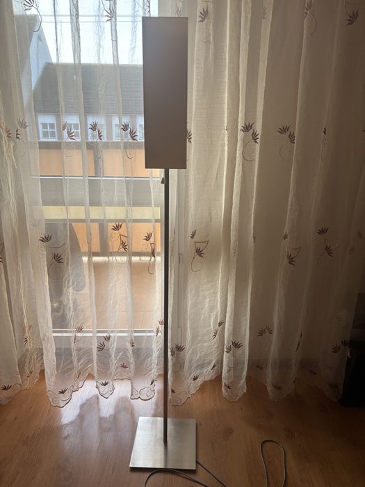 Lampa stojąca podłogowa