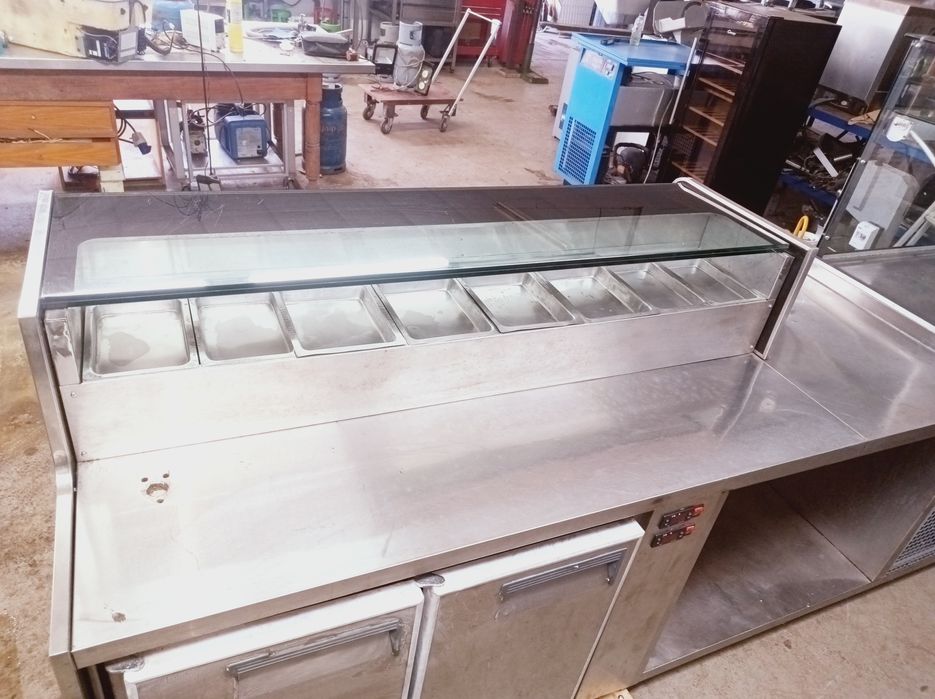 Balcão refrigerado com vitrine e covetes