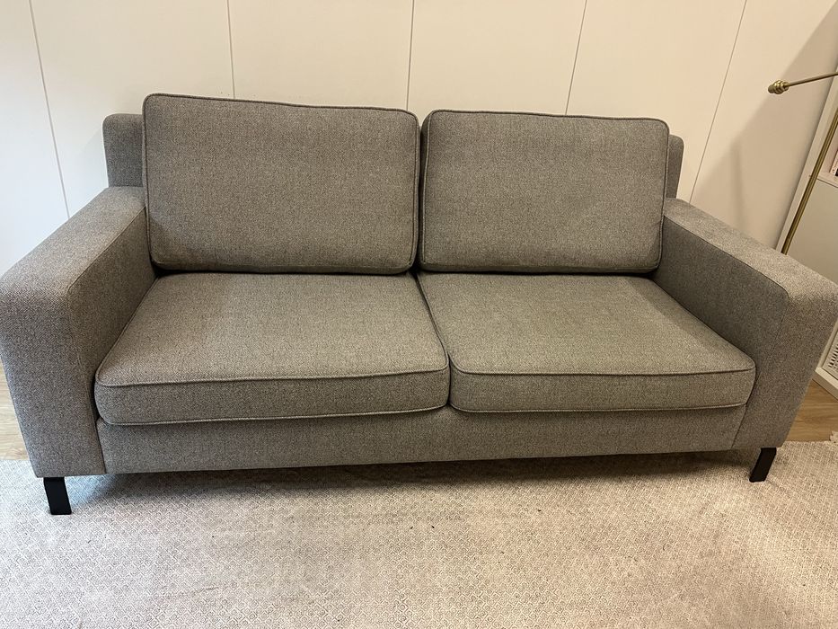 Sofá cinza-claro 4 lugares