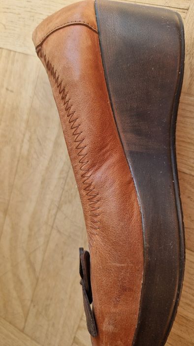 Karino buty czółenka na koturnie skóra naturalna