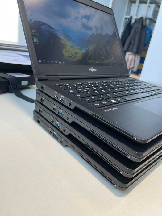 Чудовий варіант для подорожі Легкий ноутбук Fujitsu U729 є кількість