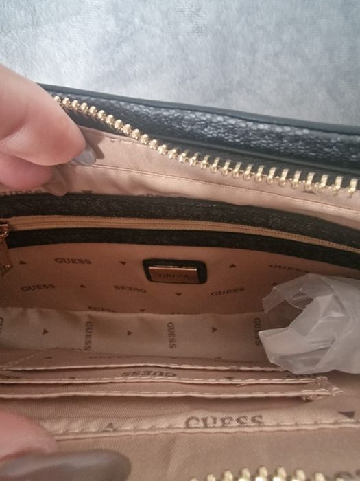 Mala da guess preta e dourada